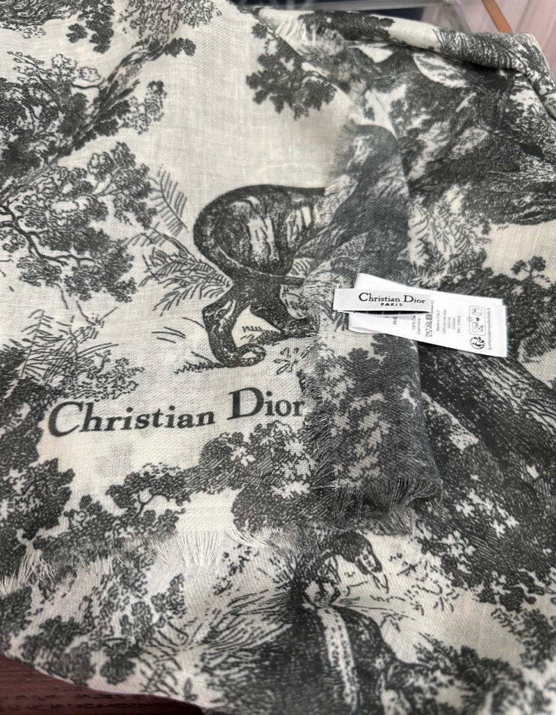 CHRISTIAN DIOR